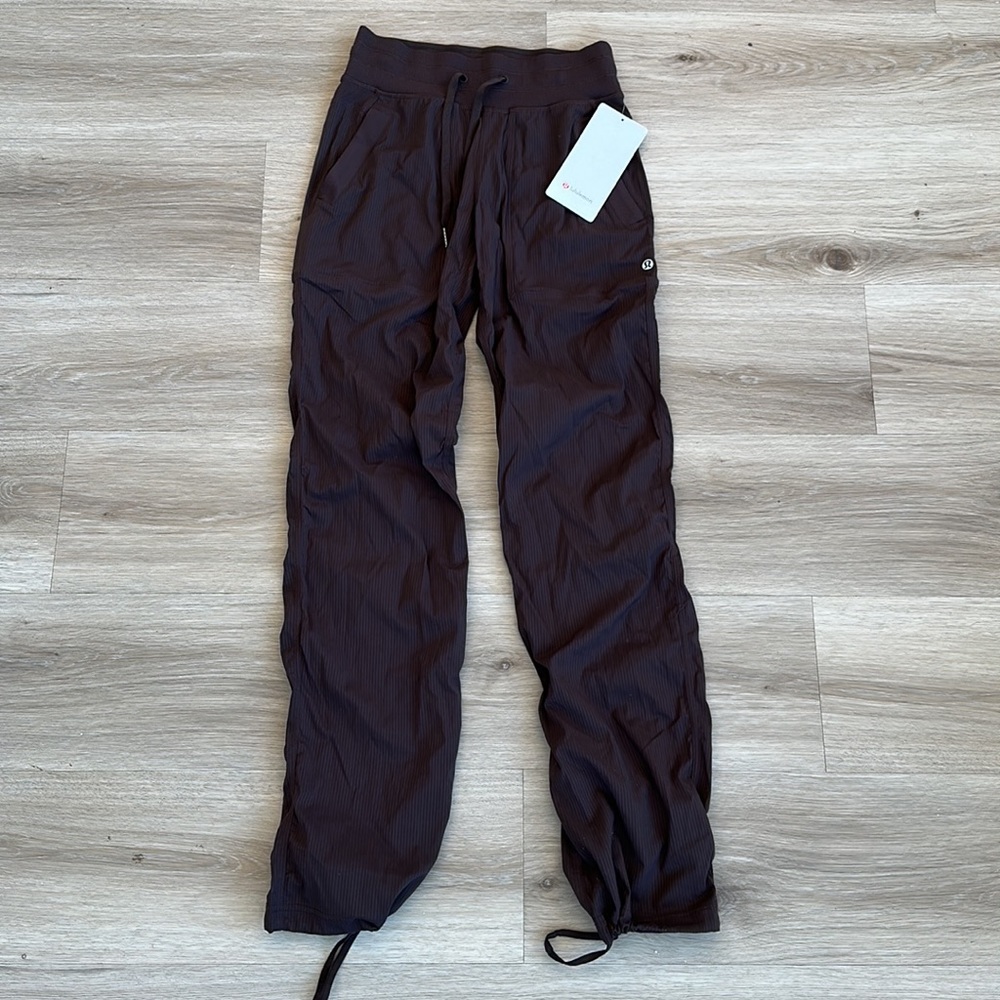 Lululemon Dance Studio Mid-Rise Pant
Regular color espresso woman’s size 0 to 14 - Picture 5 of 10